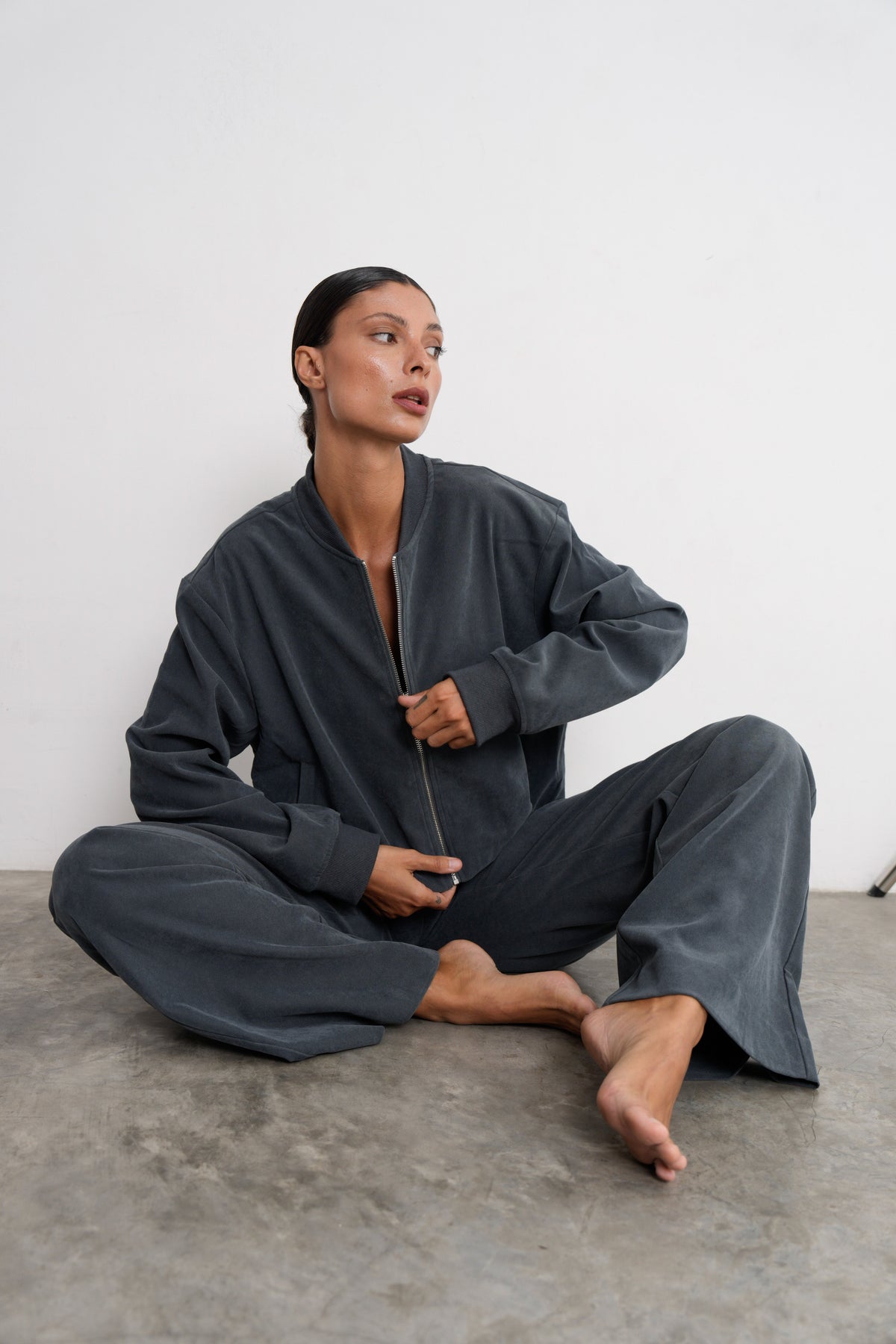 Weiches Suede Tall Set für große Frauen – Bomberjacke und High Waist Hose in Anthrazit