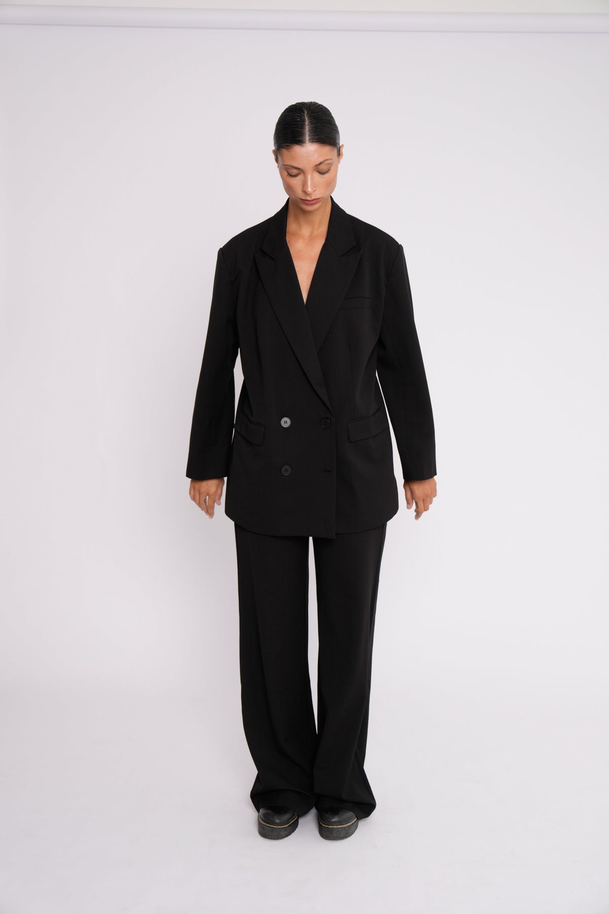 Große Frau in schwarzer Tall Wide-Leg-Hose und Double Breasted Blazer, Ganzkörperaufnahme