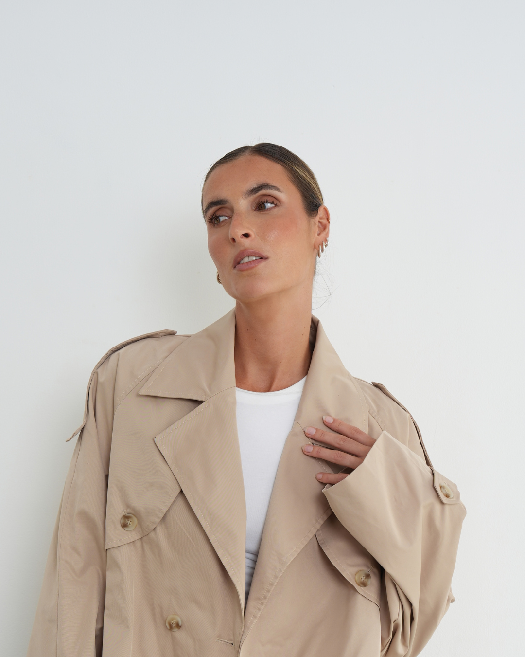 Kragen und Schulterpatten am Tall Cropped Trench Beige – klassisches Trenchcoat-Detail