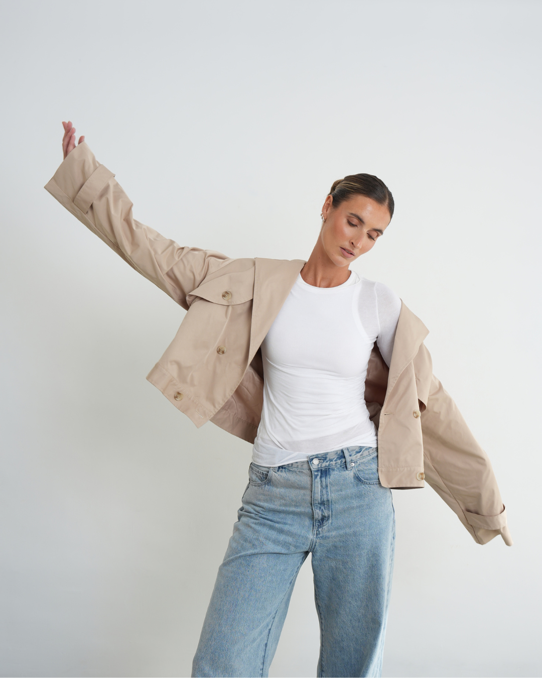 Beiger Trenchcoat für große Frauen mit extra langen Ärmeln – TLR Tall Cropped Trench