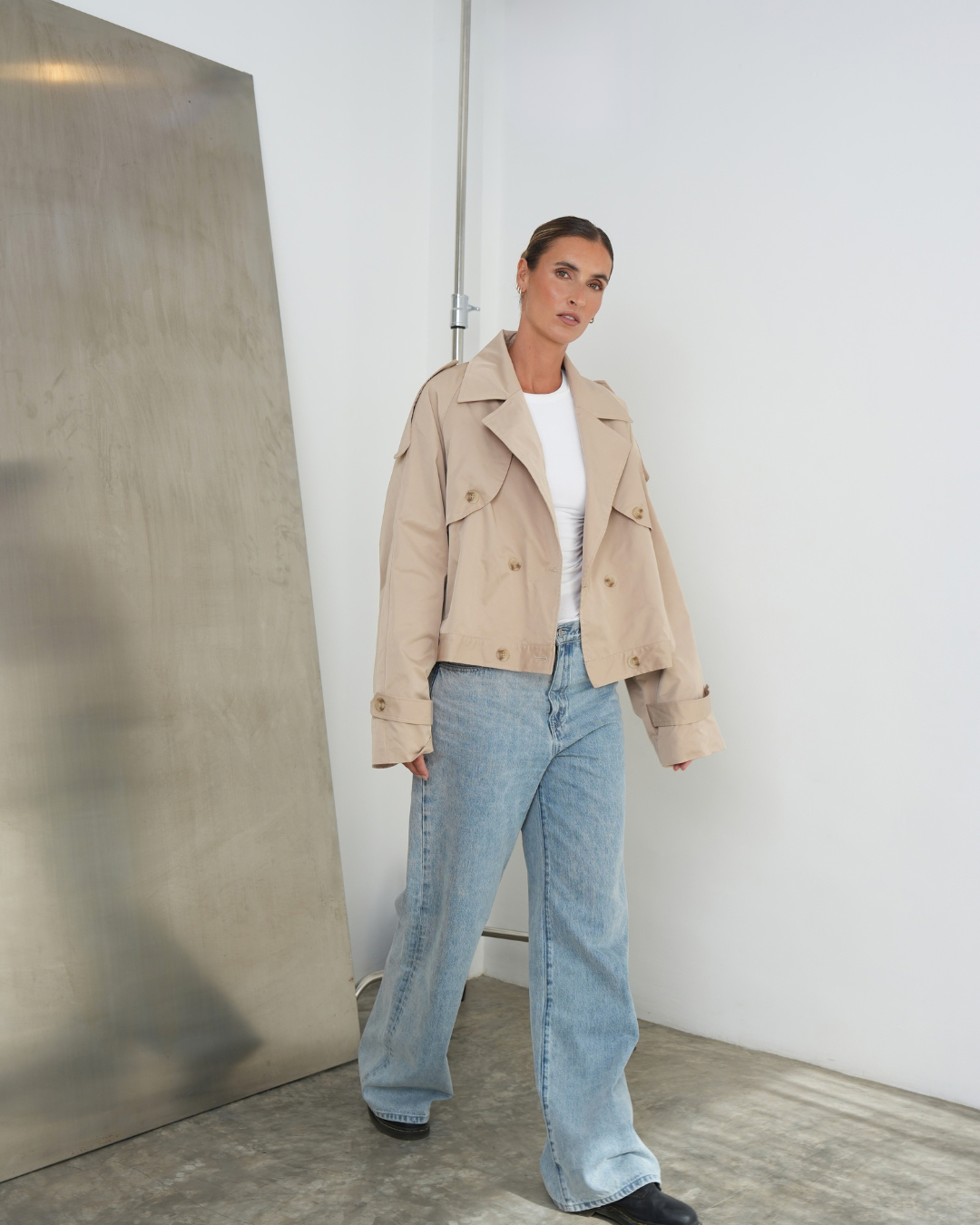 Tall Cropped Trench Beige kombiniert mit weißem Shirt und hellblauer Jeans – Übergangslook für große Frauen