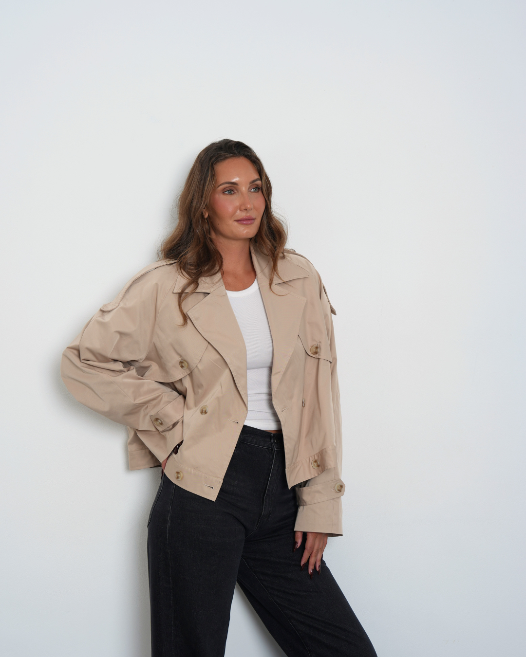 Tall Cropped Trench Beige kombiniert mit weißem Shirt und dunkelgrauer Jeans – Übergangslook für große Frauen