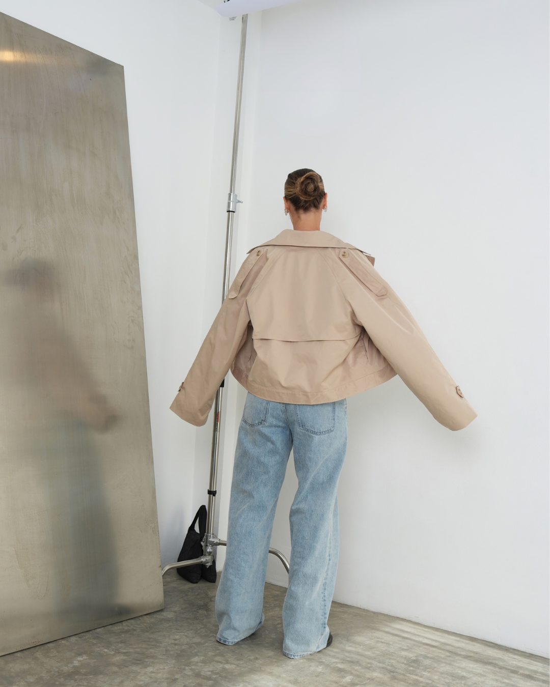 Kurzer Trenchcoat für große Frauen – Tall Cropped Trench Beige, Rückenansicht
