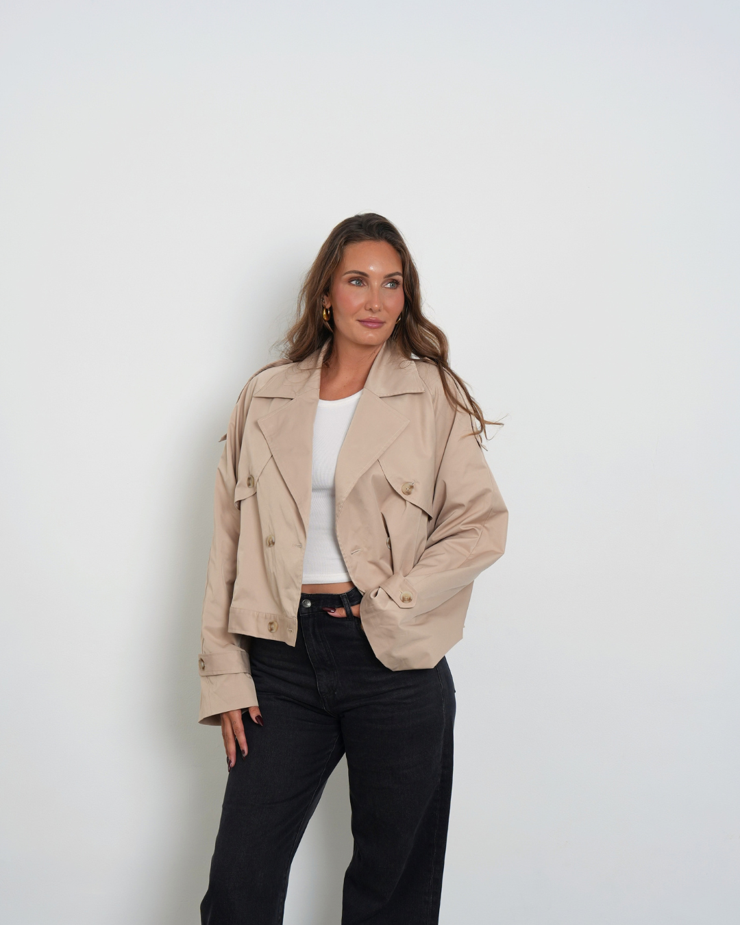 Tall Oversized Trenchcoat in Beige für große Frauen – Seitenansicht mit weitem Schnitt