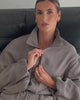 Video: Silk Cloud Windjacke in Grau an einer großen Frau