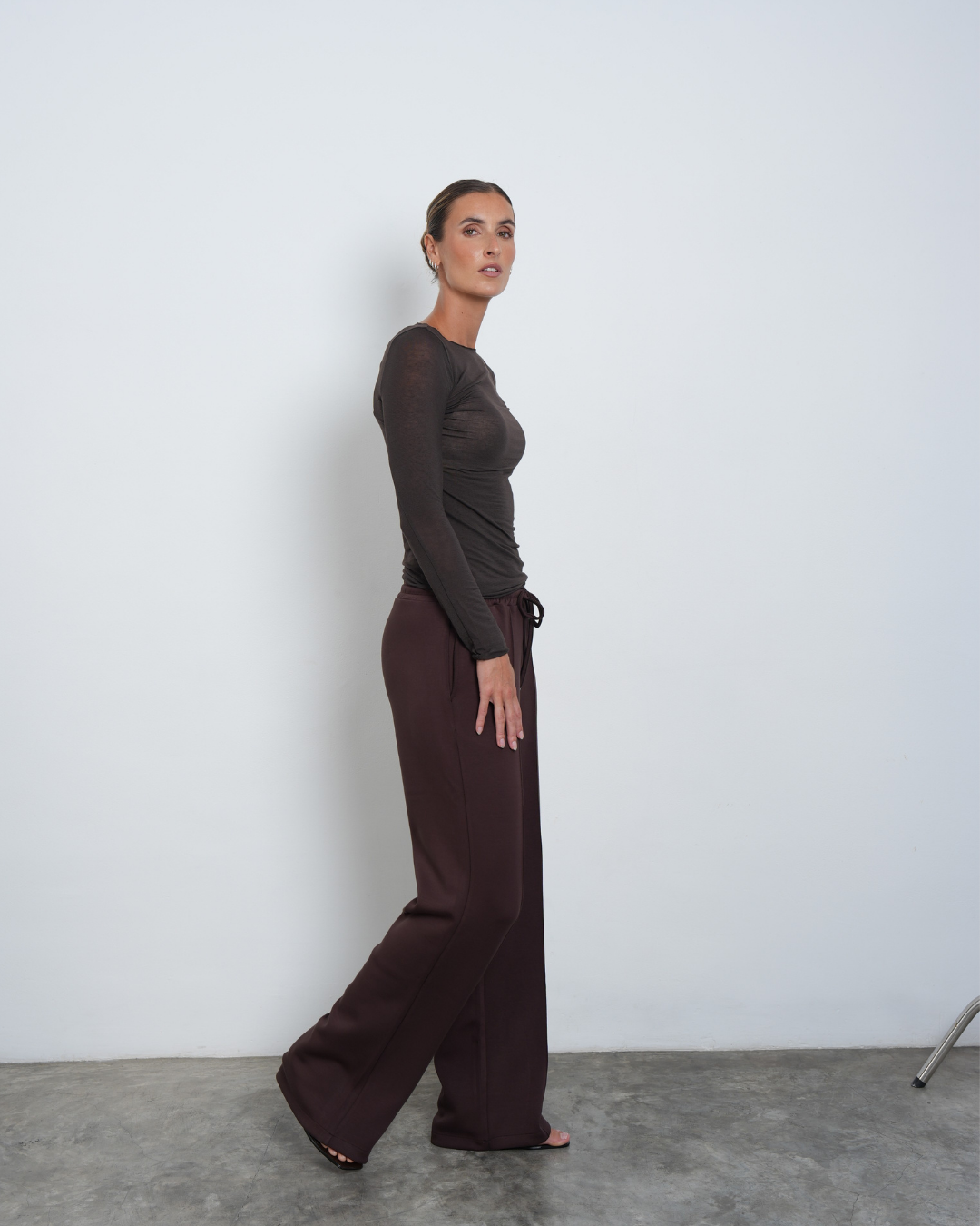 Seitenansicht: dunkelbraunes Cashmere Langarmshirt und weite Jogginghose in Braun in Extra-Länge