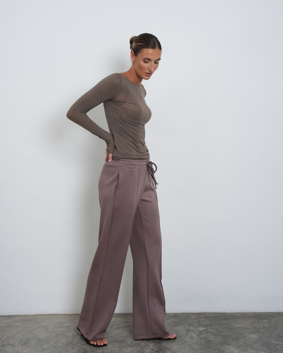 Seitenansicht: dunkelbraunes Cashmere Langarmshirt und weite Jogginghose in Braun in Extra-Länge